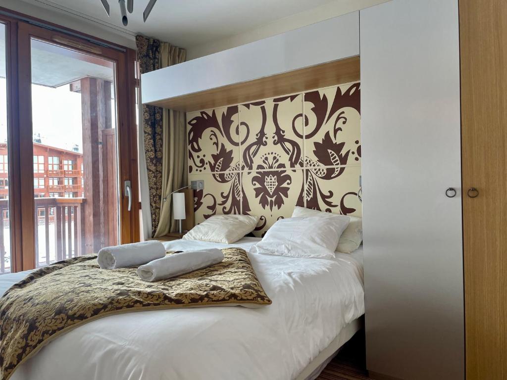 Posteľ alebo postele v izbe v ubytovaní Confort et espace pour cet appartement Duplex de 100 m2 avec Grand Sejour expose Sud avec Cheminee, 4 chambres , Acces Direct aux Pistes de Ski et au Golf dans la residence Edenarc avec Piscine, Jacuzzi et Spa
