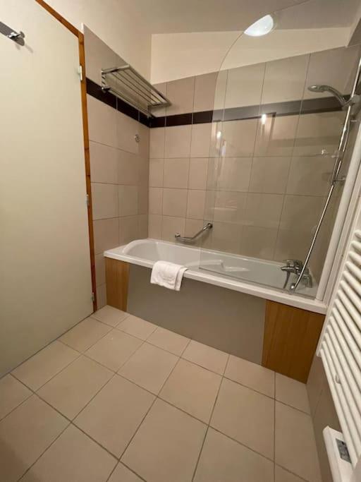 Kúpeľňa v ubytovaní Confort et espace pour cet appartement Duplex de 100 m2 avec Grand Sejour expose Sud avec Cheminee, 4 chambres , Acces Direct aux Pistes de Ski et au Golf dans la residence Edenarc avec Piscine, Jacuzzi et Spa