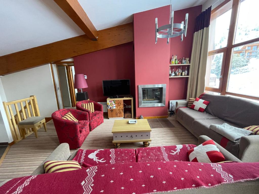 Posedenie v ubytovaní Confort et espace pour cet appartement Duplex de 100 m2 avec Grand Sejour expose Sud avec Cheminee, 4 chambres , Acces Direct aux Pistes de Ski et au Golf dans la residence Edenarc avec Piscine, Jacuzzi et Spa
