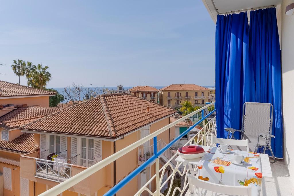 Balcony o terrace sa Appartamento Margherita Trilocale ad Ospedaletti a pochi passi dal mare