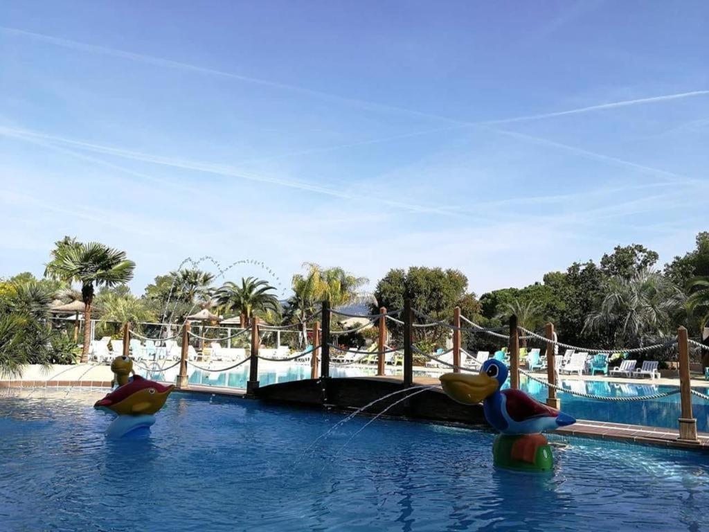 Bazén v ubytování Harbers zonvakanties chalets met airco camping Leï Suves Roquebrune sur Argens nebo v jeho okolí