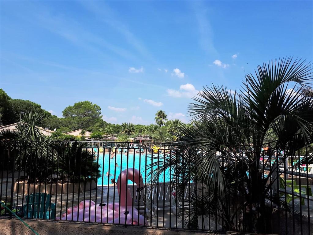 Bazén v ubytování Harbers zonvakanties chalets met airco camping Leï Suves Roquebrune sur Argens nebo v jeho okolí