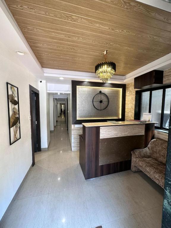 TV a/nebo společenská místnost v ubytování KALPANA RESIDENCY - A Family Hotel