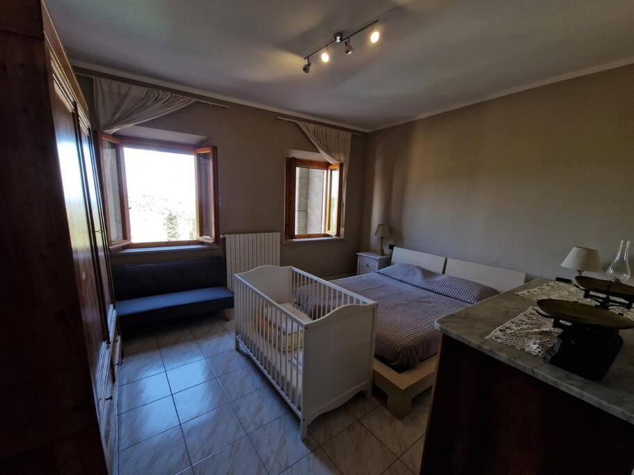 una camera con un letto e una culla di Casa Elena in Chianni a Chianni