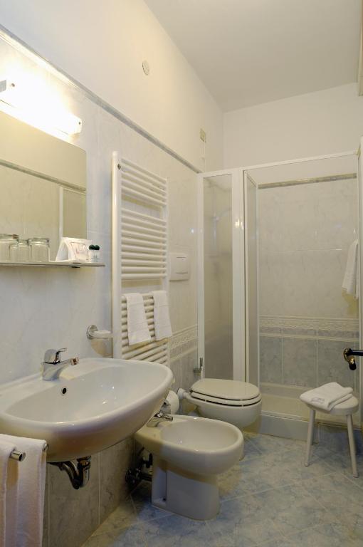 Koupelna v ubytování Albergo Basilea