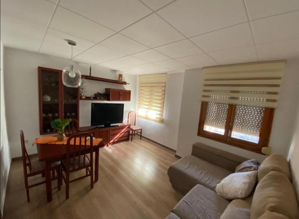 特倫普的住宿－Sant Jordi 2，客厅配有沙发和桌子