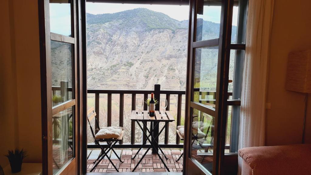 a balcony with a table and a view of a mountain at Roxy House - Apartamento a pie de pistas de Espot in Espot