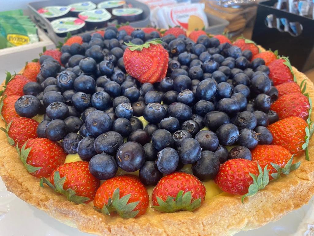 ciasto owocowe z truskawkami i jagodami na stole w obiekcie La Casa Di Campagna Sul Garda w mieście Puegnago