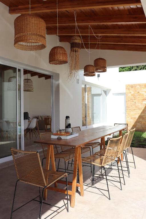 a dining room with a wooden table and chairs at Quinta El Hornero in Esperanza