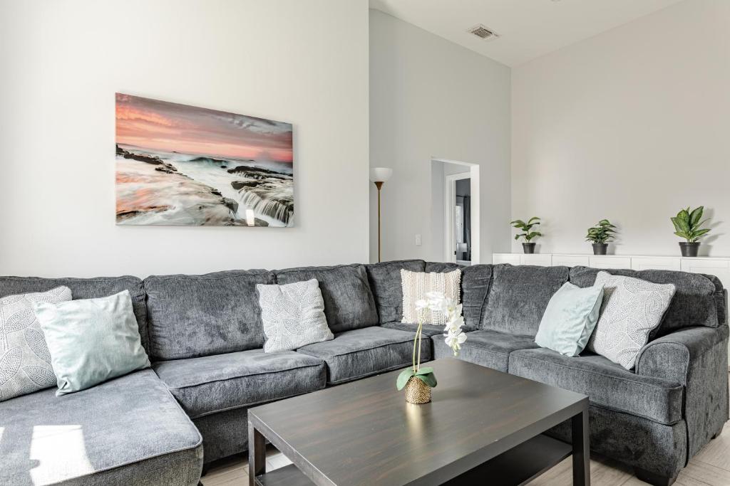 Sala de estar con sofá gris y mesa de centro en Modern 6 Bedrooms Hollywood Urban Home, en Los Ángeles