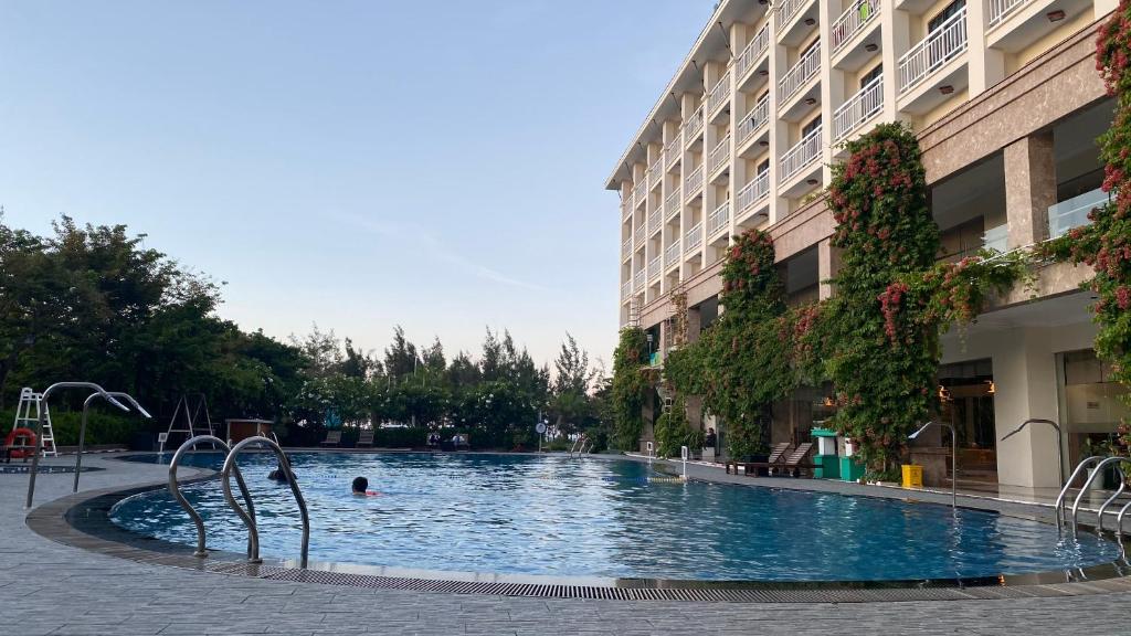 una piscina al centro di un edificio di H1 Passion ad Ho Chi Minh