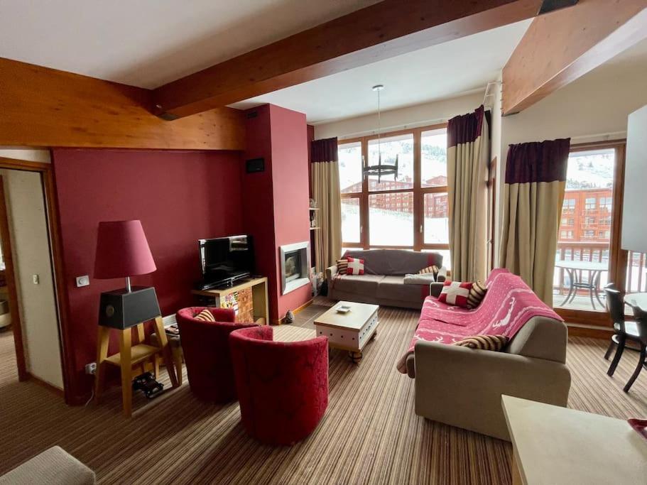 Televízia a/alebo spoločenská miestnosť v ubytovaní Confort et espace pour cet appartement Duplex de 100 m2 avec Grand Sejour expose Sud avec Cheminee, 4 chambres , Acces Direct aux Pistes de Ski et au Golf dans la residence Edenarc avec Piscine, Jacuzzi et Spa