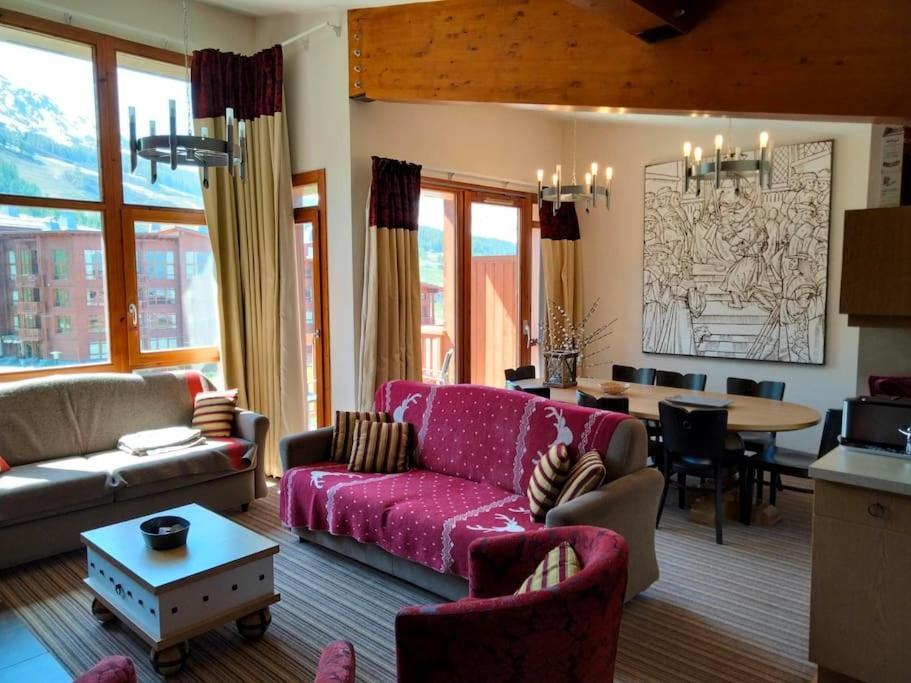 Posedenie v ubytovaní Confort et espace pour cet appartement Duplex de 100 m2 avec Grand Sejour expose Sud avec Cheminee, 4 chambres , Acces Direct aux Pistes de Ski et au Golf dans la residence Edenarc avec Piscine, Jacuzzi et Spa
