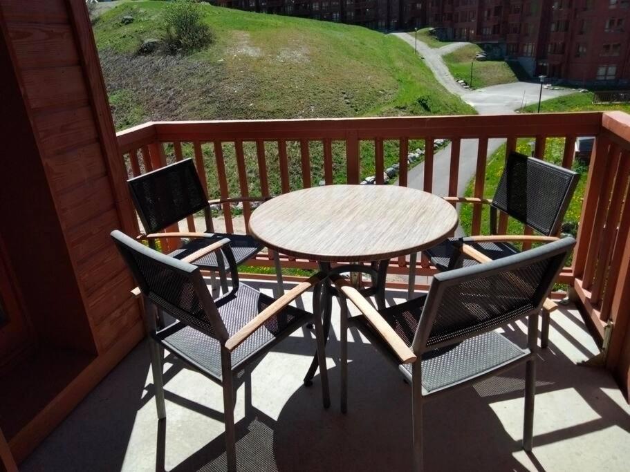Balkón alebo terasa v ubytovaní Confort et espace pour cet appartement Duplex de 100 m2 avec Grand Sejour expose Sud avec Cheminee, 4 chambres , Acces Direct aux Pistes de Ski et au Golf dans la residence Edenarc avec Piscine, Jacuzzi et Spa
