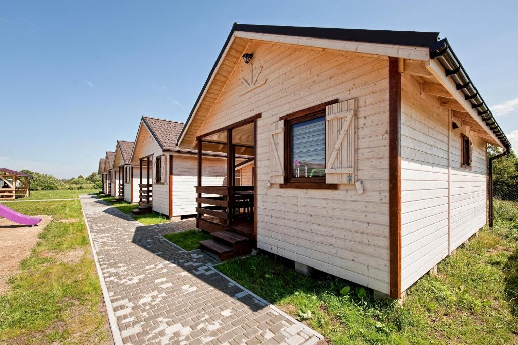 a row of tiny homes in a row at DOMKI JANTAR PREMIUM in Bobolin