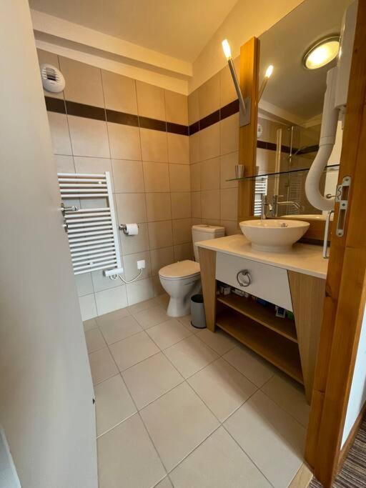 Kúpeľňa v ubytovaní Confort et espace pour cet appartement Duplex de 100 m2 avec Grand Sejour expose Sud avec Cheminee, 4 chambres , Acces Direct aux Pistes de Ski et au Golf dans la residence Edenarc avec Piscine, Jacuzzi et Spa
