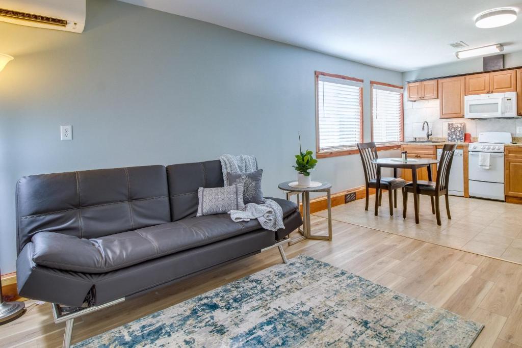 マウンテン・ホームにあるCozy Mountain Home Studio 8 Mi to Bull Shoals Lakeのリビングルーム(黒い革張りのソファ付)、キッチン