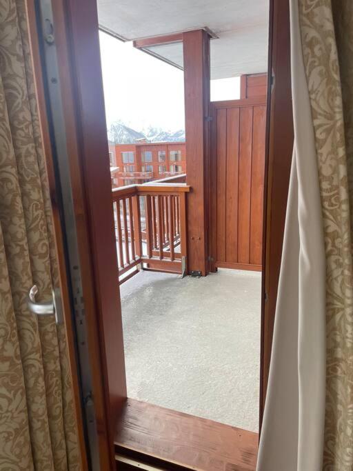 Balkón alebo terasa v ubytovaní Confort et espace pour cet appartement Duplex de 100 m2 avec Grand Sejour expose Sud avec Cheminee, 4 chambres , Acces Direct aux Pistes de Ski et au Golf dans la residence Edenarc avec Piscine, Jacuzzi et Spa