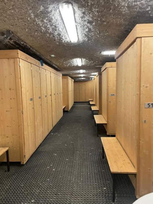 Fotografia z galérie ubytovania Confort et espace pour cet appartement Duplex de 100 m2 avec Grand Sejour expose Sud avec Cheminee, 4 chambres , Acces Direct aux Pistes de Ski et au Golf dans la residence Edenarc avec Piscine, Jacuzzi et Spa v destinácii Bourg-Saint-Maurice