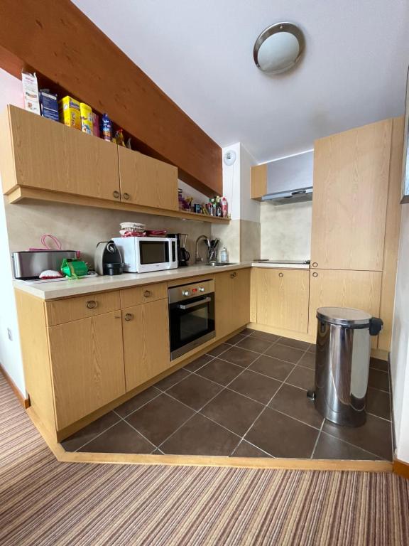 Kuchyňa alebo kuchynka v ubytovaní Confort et espace pour cet appartement Duplex de 100 m2 avec Grand Sejour expose Sud avec Cheminee, 4 chambres , Acces Direct aux Pistes de Ski et au Golf dans la residence Edenarc avec Piscine, Jacuzzi et Spa