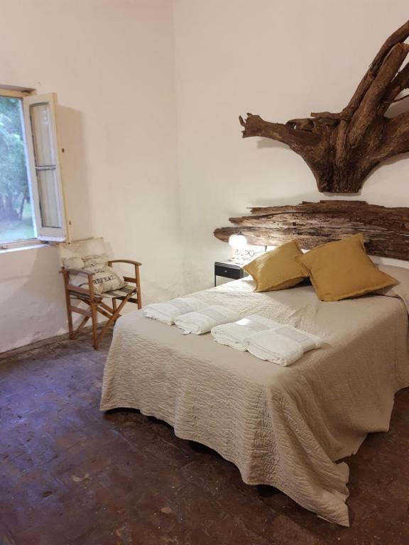 a bedroom with a bed with towels on it at Casa de campo Spaequino La Colorada in T. Yofré