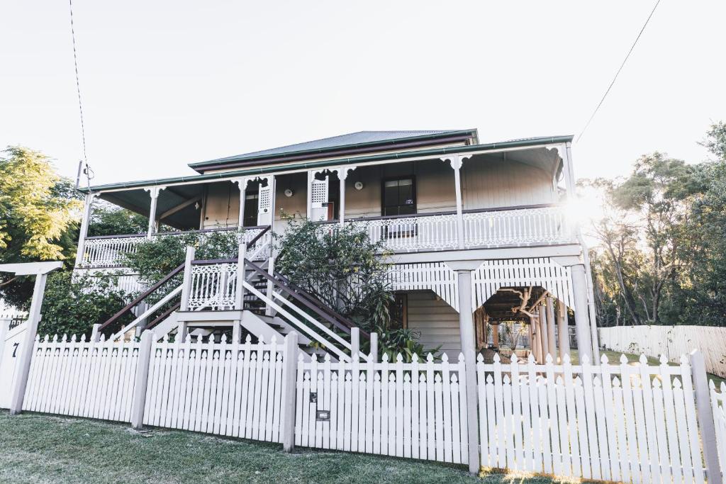 Ipswich Central Colonial 4&2 house + 2&1 apartment - Housity