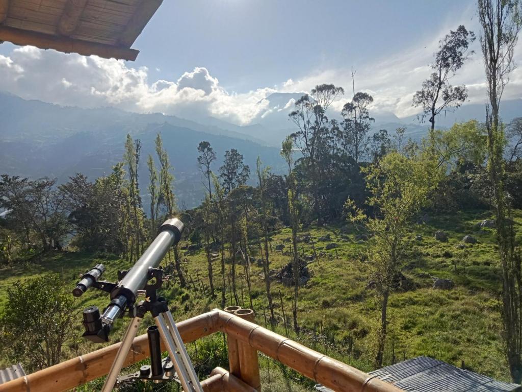 un telescopio con vistas a la montaña en HOSTAL CASA DE GUADUA/ THE BAMBOO HOUSE, en Choachí