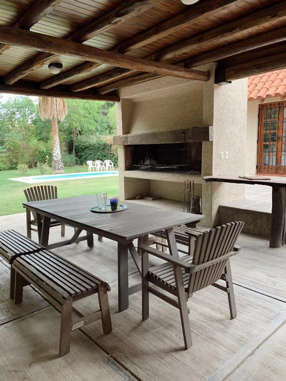 een picknicktafel en 2 stoelen op een patio bij Casa Amelia in Ciudad Lujan de Cuyo