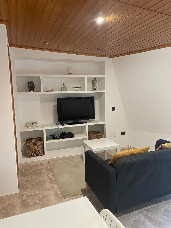 Televízia a/alebo spoločenská miestnosť v ubytovaní Apartamento vacacional en O Grove
