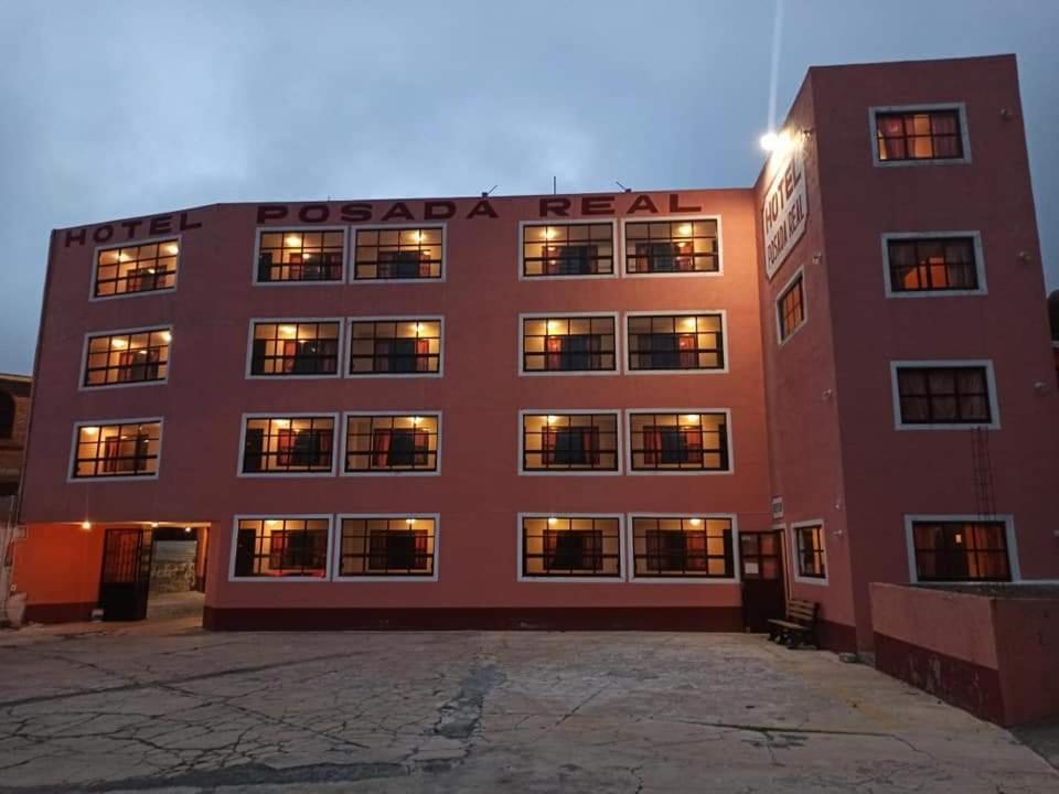 un gran edificio rojo con las palabras "hospital de contabilidad" en Hotel Posada Real, en Mineral del Monte