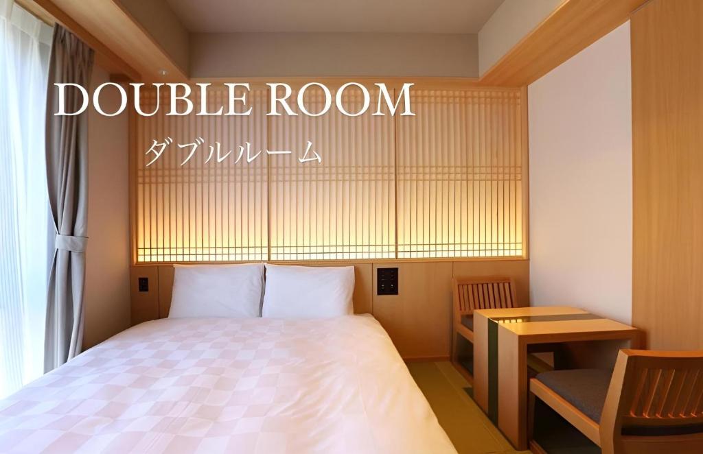 Postel nebo postele na pokoji v ubytování Henn na Hotel Premier Kyoto Gojo Karasuma -Formerly Watermark Hotel Kyoto-