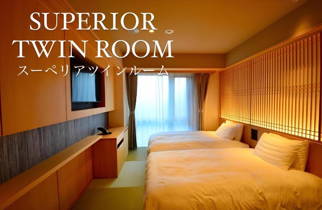 Postel nebo postele na pokoji v ubytování Henn na Hotel Premier Kyoto Gojo Karasuma -Formerly Watermark Hotel Kyoto-