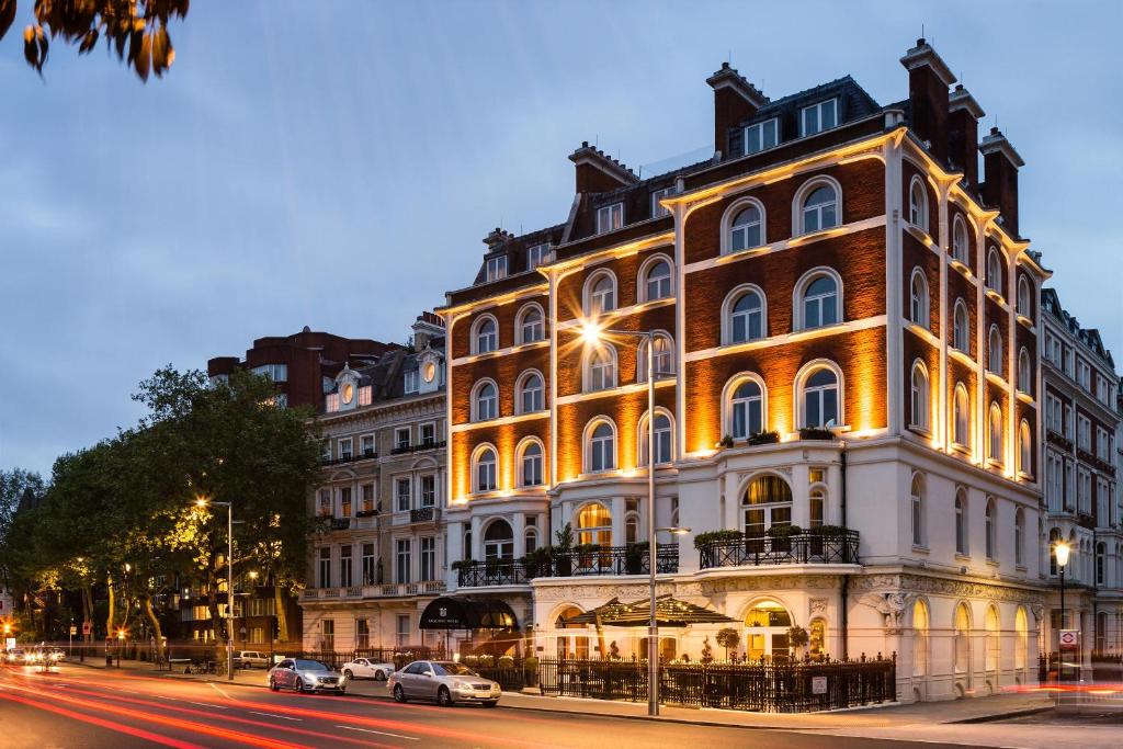 un grand bâtiment situé dans une rue de la ville la nuit dans l'établissement Baglioni Hotel London - The Leading Hotels of the World, à Londres