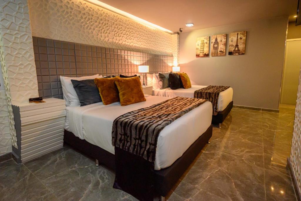 um quarto de hotel com duas camas num quarto em KH Hotel Boutique em Santa Marta