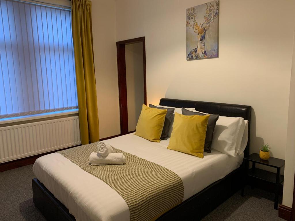 Postel nebo postele na pokoji v ubytování Rodsley - 2 bedroom 1st floor flat Free Parking WiFi and Netflix