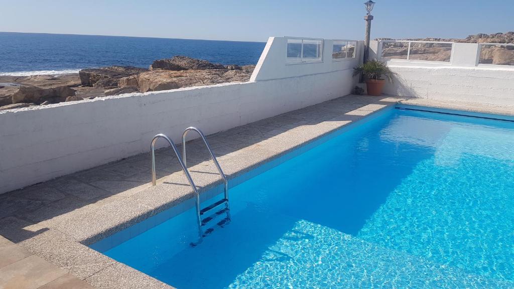 Bazén v ubytování CASA MAR DA LAXE nebo v jeho okolí