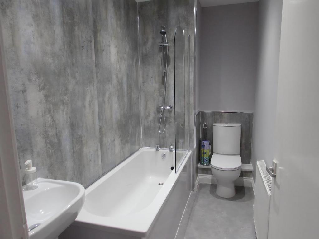 Heaton-Beautiful 3 Double Bedrooms Sleeps 6 Free Parking and Wifi في نيوكاسل أبون تاين: حمام مع حوض ومرحاض ومغسلة