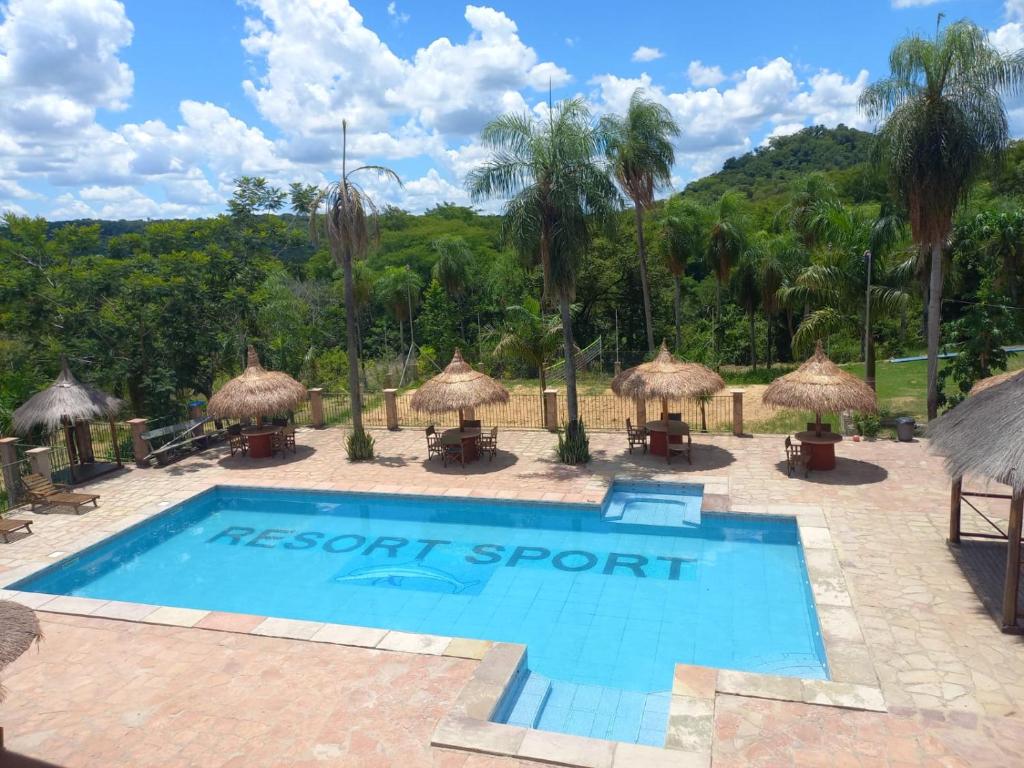 una piscina en un complejo con árboles en el fondo en Resort Sport, en Independencia