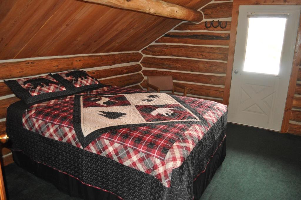 Postel nebo postele na pokoji v ubytování Crooked Creek Guest Ranch