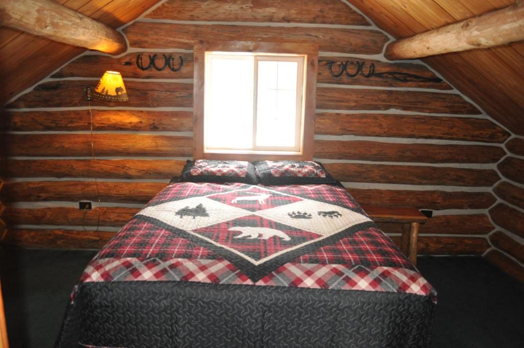 Postel nebo postele na pokoji v ubytování Crooked Creek Guest Ranch