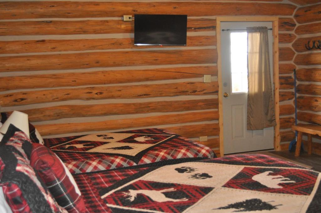 Postel nebo postele na pokoji v ubytování Crooked Creek Guest Ranch