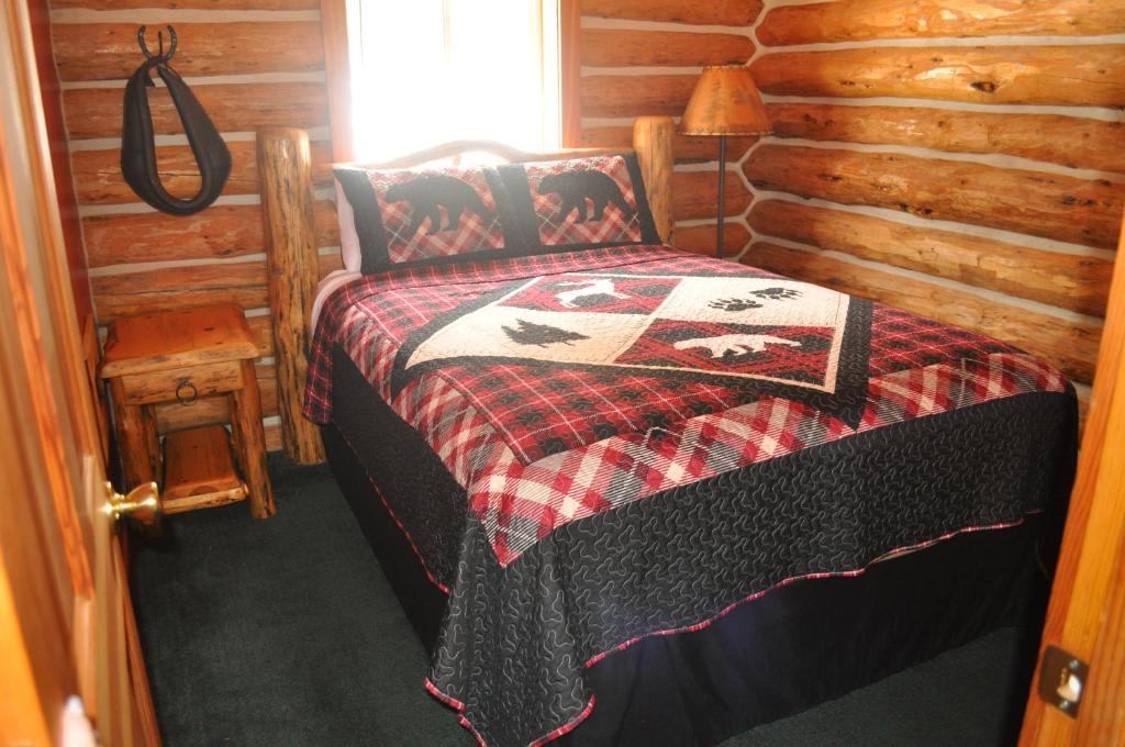 Postel nebo postele na pokoji v ubytování Crooked Creek Guest Ranch