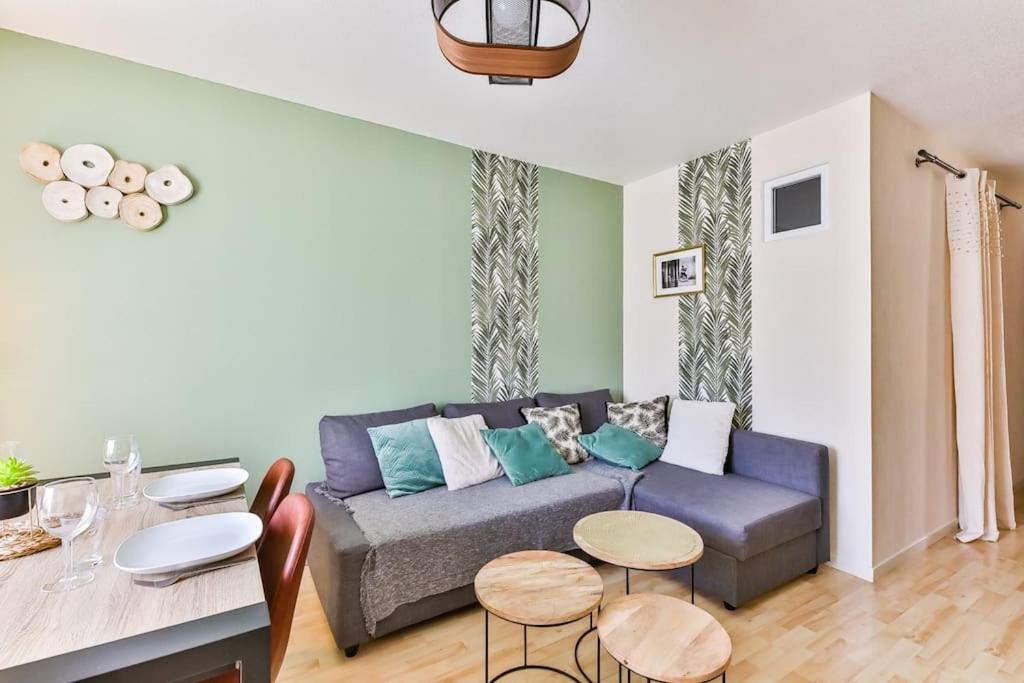 a living room with a couch and a table at Appartement cosy, idéalement situé en centre-ville in Les Sables-d'Olonne