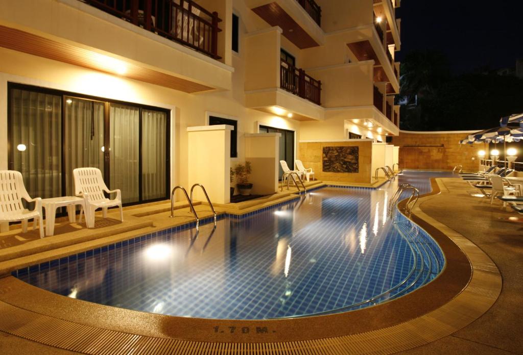 Bazén v ubytování Jiraporn Hill Resort nebo v jeho okolí