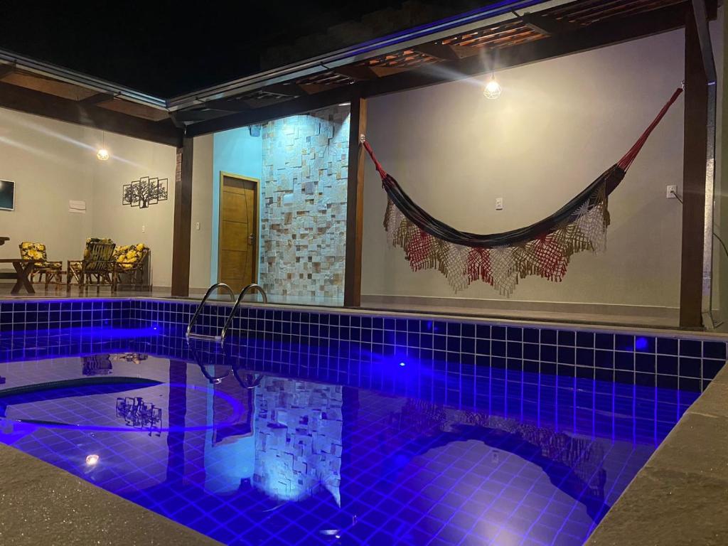 una piscina con luces azules en una casa en Casa Ametista, en Pirenópolis