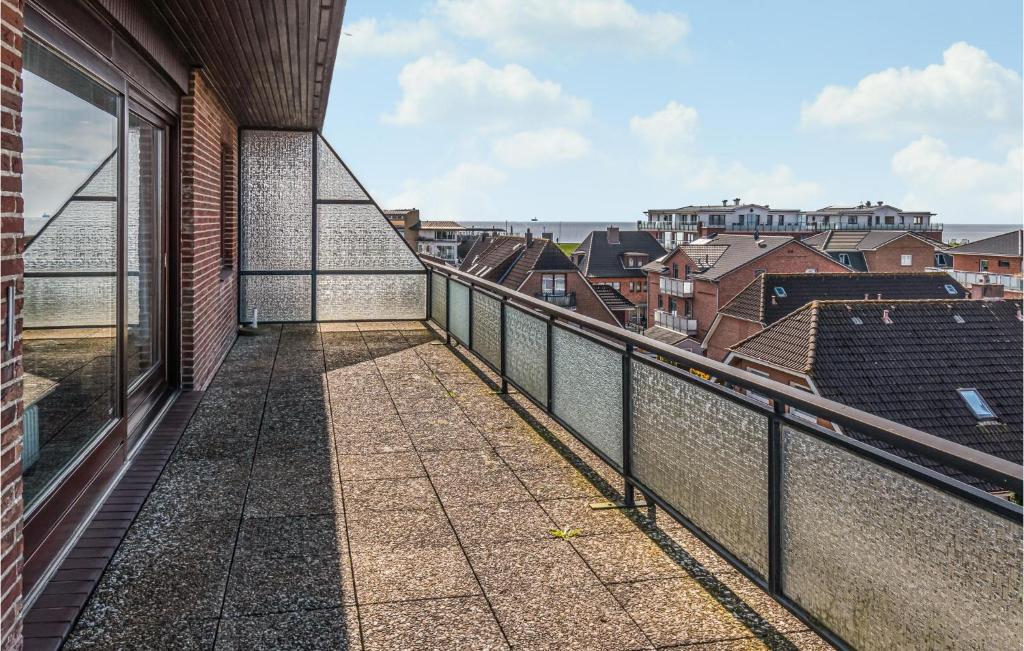 ビューズムにある1 Bedroom Stunning Apartment In Büsumの街の景色を望むバルコニー
