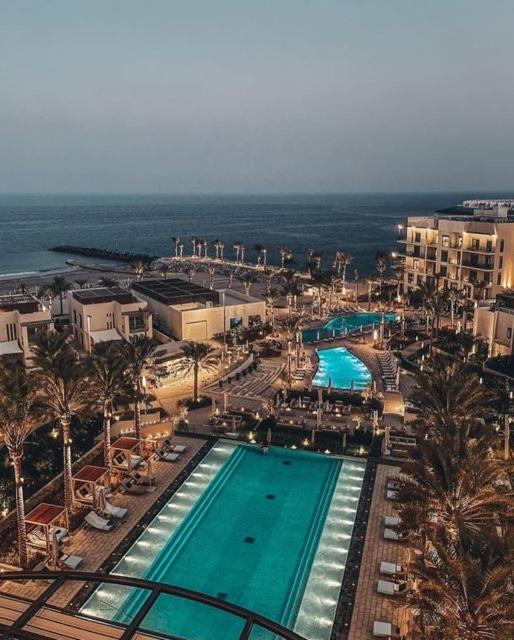 Bazén v ubytování Address beach resort fujairah nebo v jeho okolí