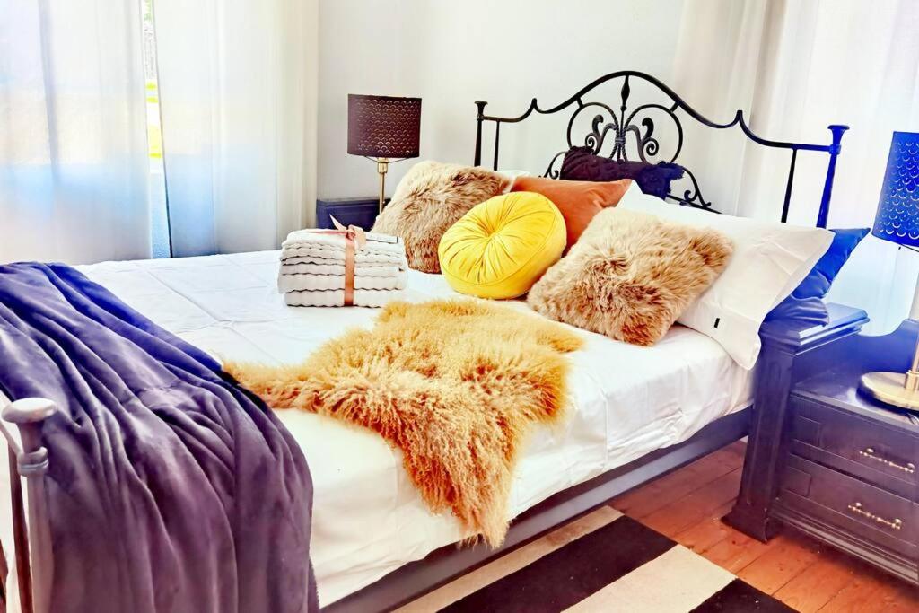 Central Located 4BR Home with Rumpus & King Bed in the Heart of