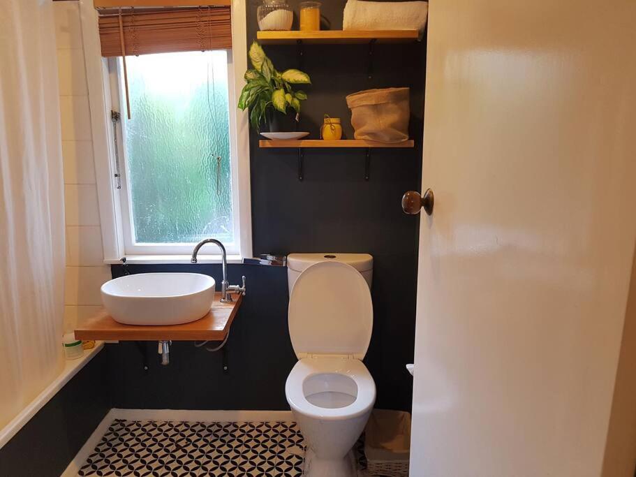 Redwoods Character Cottage & Studio - Resim 27