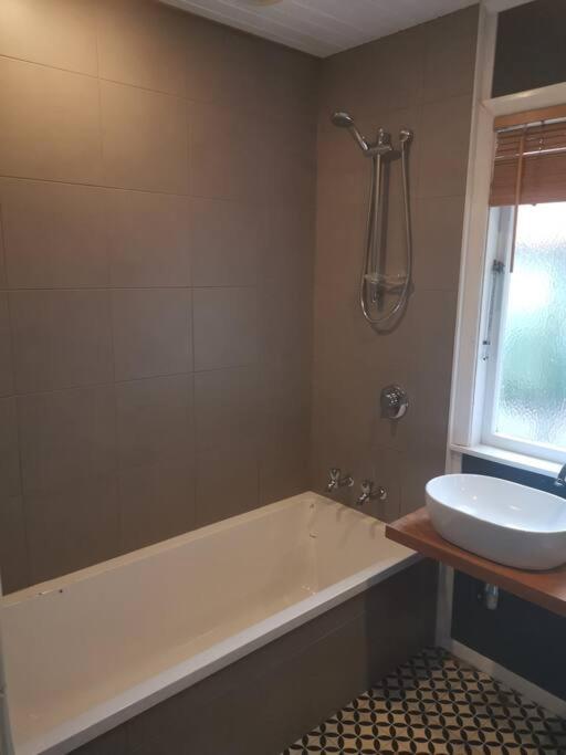 Redwoods Character Cottage & Studio - Resim 26